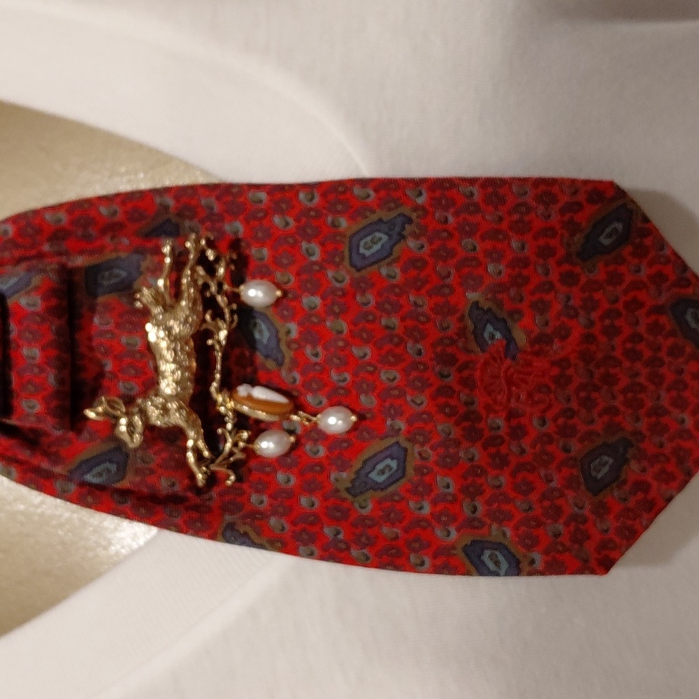 Handcrafter 100% Silk Red Paisley Print Necktie Necklace With Rabbit Brooch - Picture 3 of 4